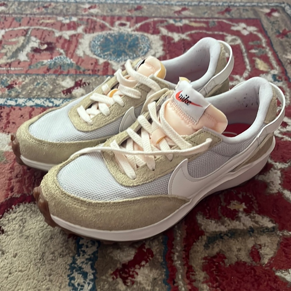 Nike women’s waffle debut 7.5 cream colored worn once